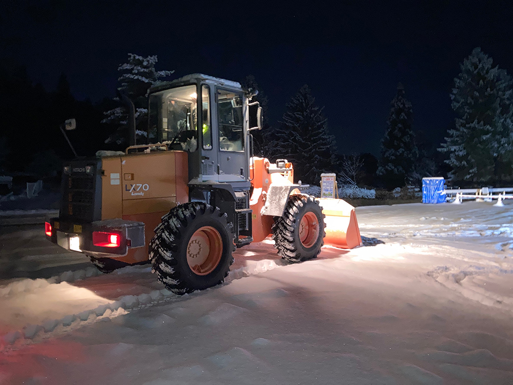 矢巾町内工事現内通路除雪