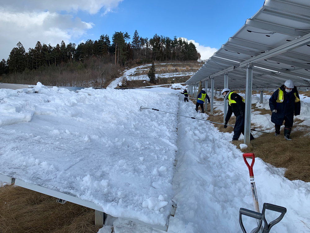 岩手県紫波町内の太陽光発電施設内パネル除雪